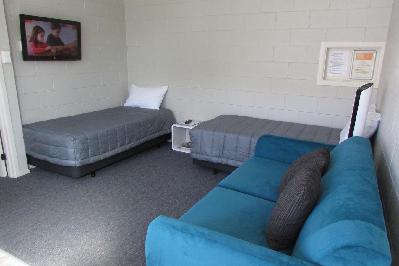 Enjoy a comfortable stay in Self Contained Family Unit 1 at Cosy Corner Holiday Park. This unit features a spacious living area, a fully-equipped kitchen, LCD TV, and more. Located near the road, please note some daytime traffic noise.